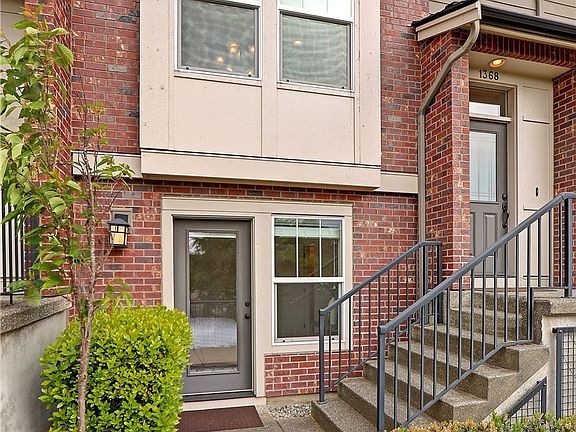 2nd image of 1368 Williamsburg Walk NE #22.4