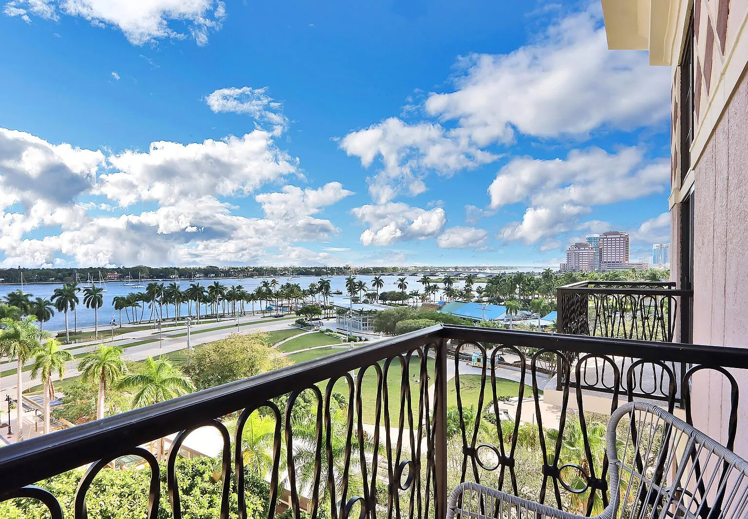 1 bed, 1.5 bath, 1296 sqft, $7,400 — Photo 2