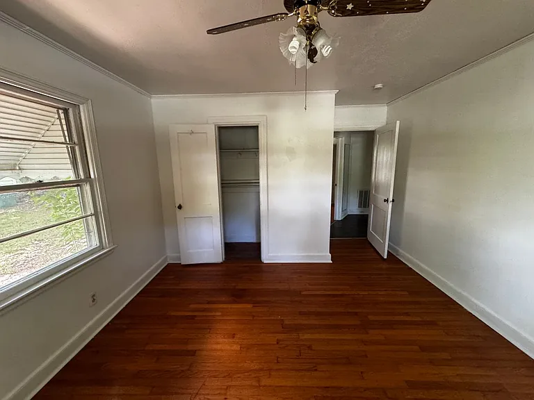 811 W Elm St — Photo 16