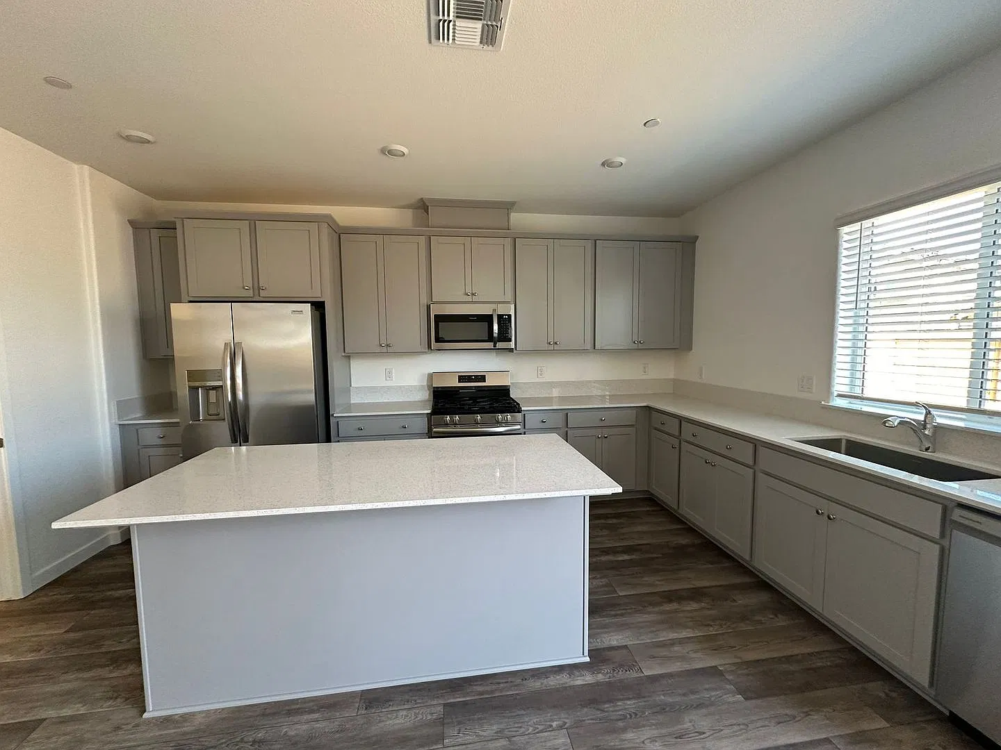 Beautifully maintained 4-bedroom, 3-bath, 2,403 sq ft in Rancho Cordova — Photo 3