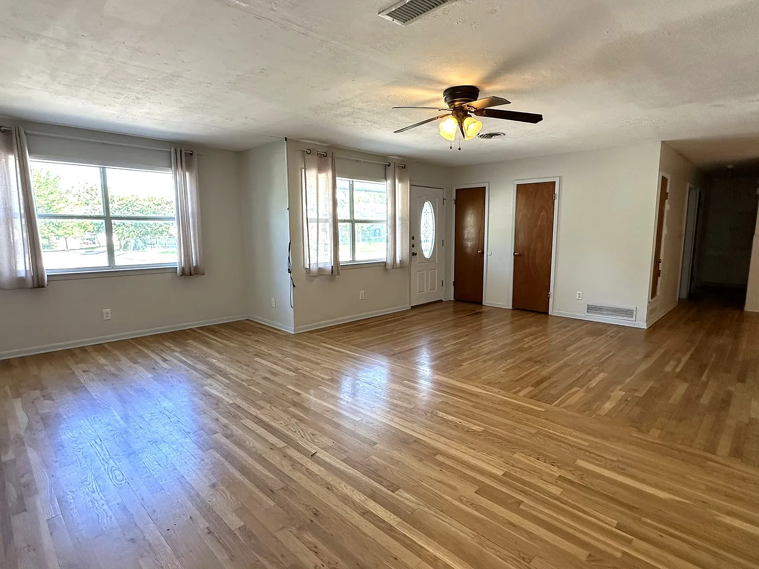3 bed, 1.5 bath, 1296 sqft, $1,295 — Photo 2