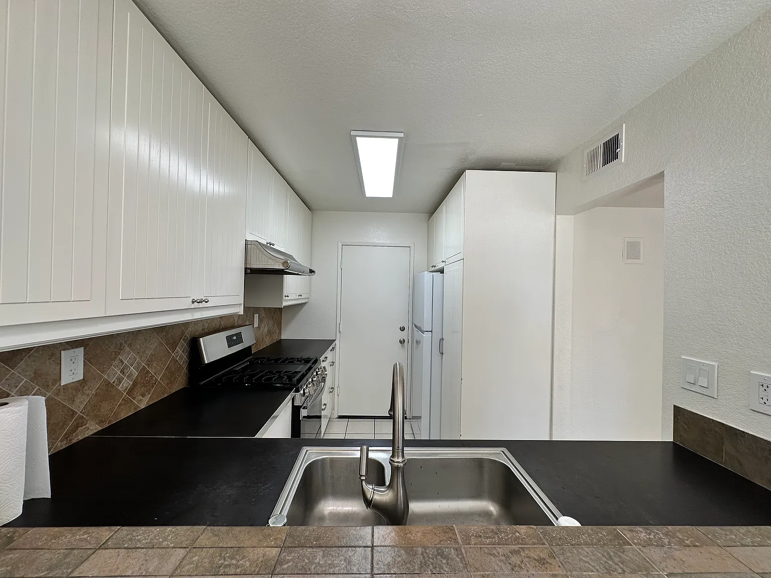 3 bed, 2.5 bath, 1227 sqft, $3,300 — Photo 4