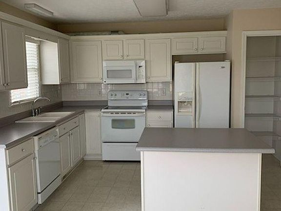 3rd image of 746 Wyndhurst Dr