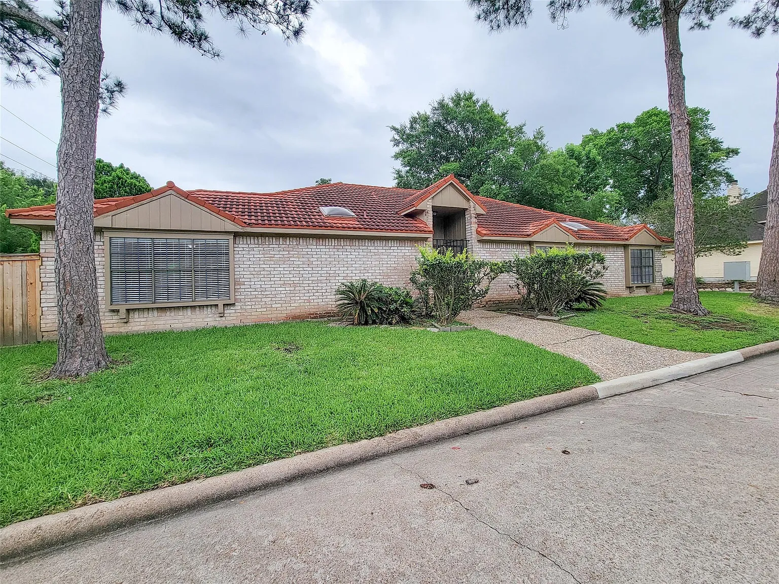 3 bed, 2.0 bath, 2036 sqft, $2,500 — Photo 2