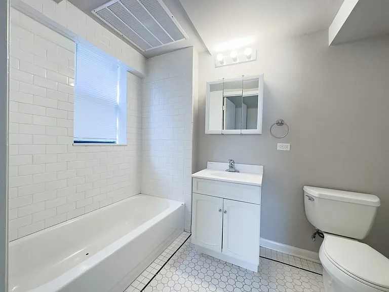 5748 N Winthrop Ave #100 — Photo 20