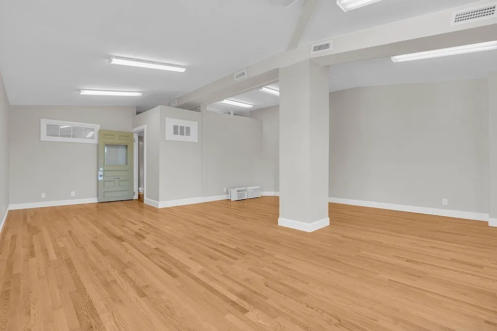 6 bed, 3274 sqft, $6,100 — Photo 2