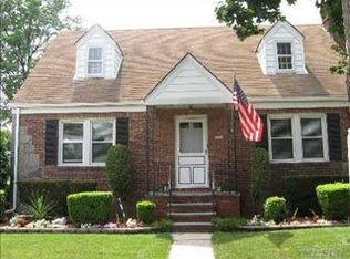 911 N 2nd St, New Hyde Park, NY 11040