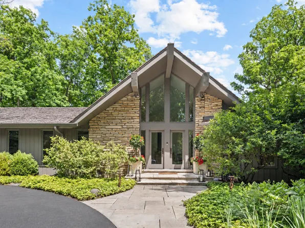 677 Driftwood Ln, Northbrook, IL 60062