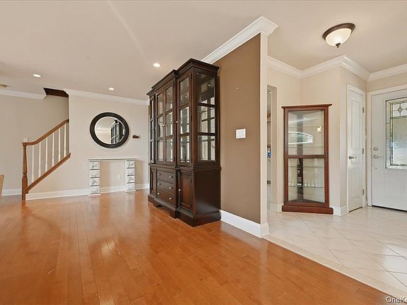 5th image of 672 Westbury Avenue