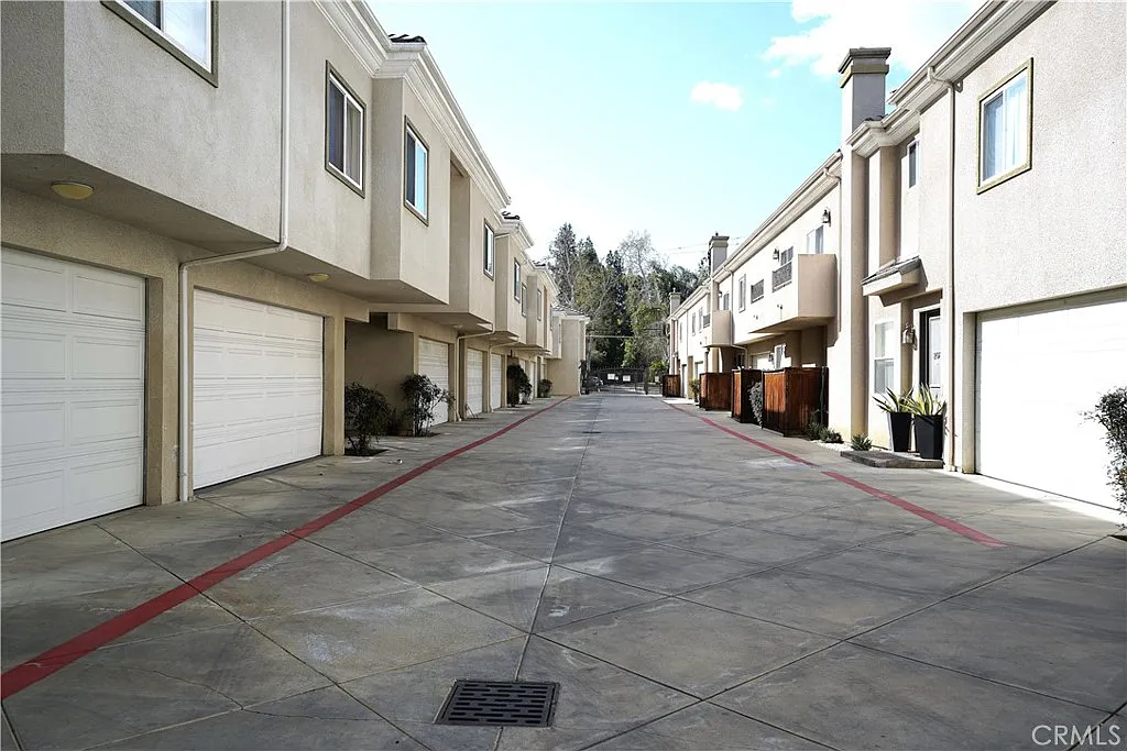 3 bed, 2.5 bath, 1505 sqft, $3,750 — Photo 2
