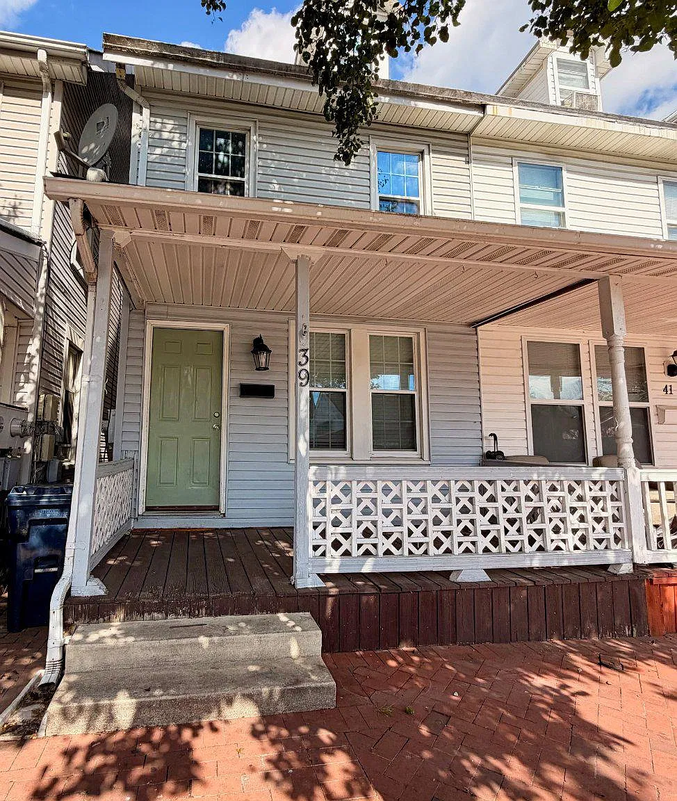 3 bed, 2.5 bath, 2430 sqft, $2,100 — Photo 1