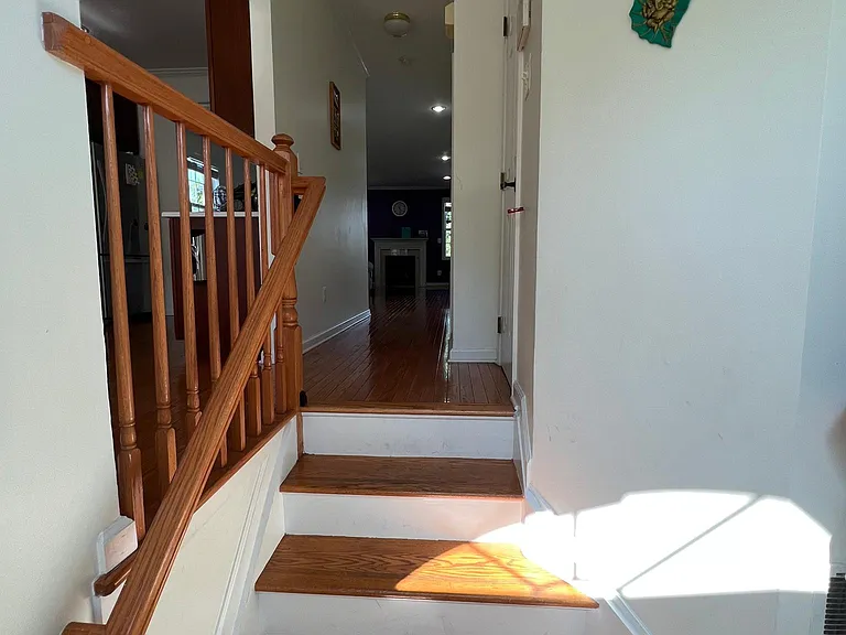 555 Coventry Dr — Photo 4