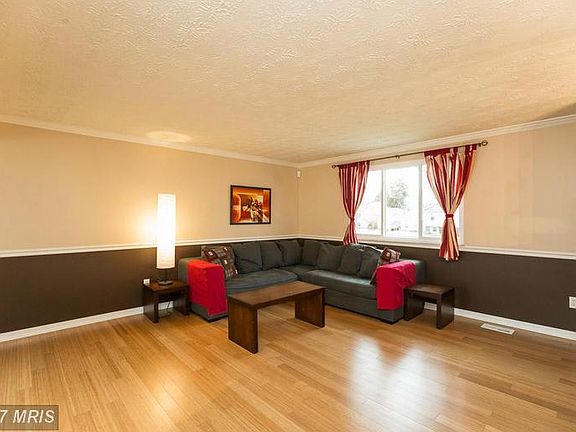 Comfortable Living Room with Crown Molding