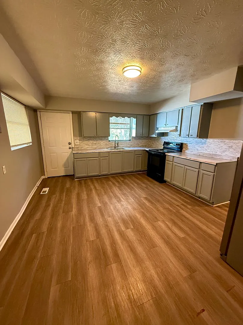 3 Bedrooms 2 Baths with Detached Garage! A must see... — Photo 3