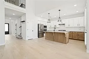 4 bed, 3.0 bath, 2556 sqft, $3,400 — Photo 3