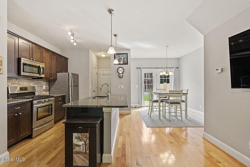 3rd image of 8 Linden Lane