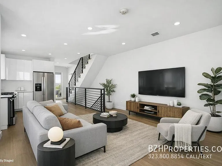 4523 1/2 Saint Elmo Dr — Photo 1