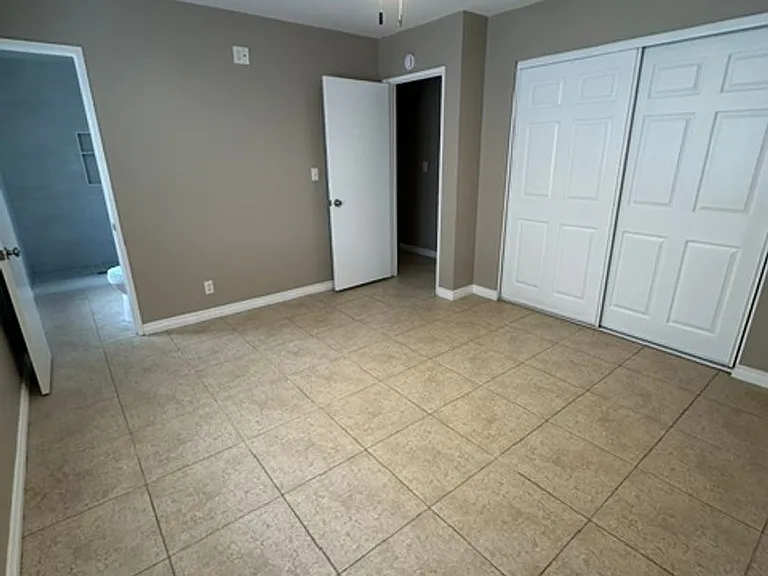 405 S Kroeger St — Photo 17