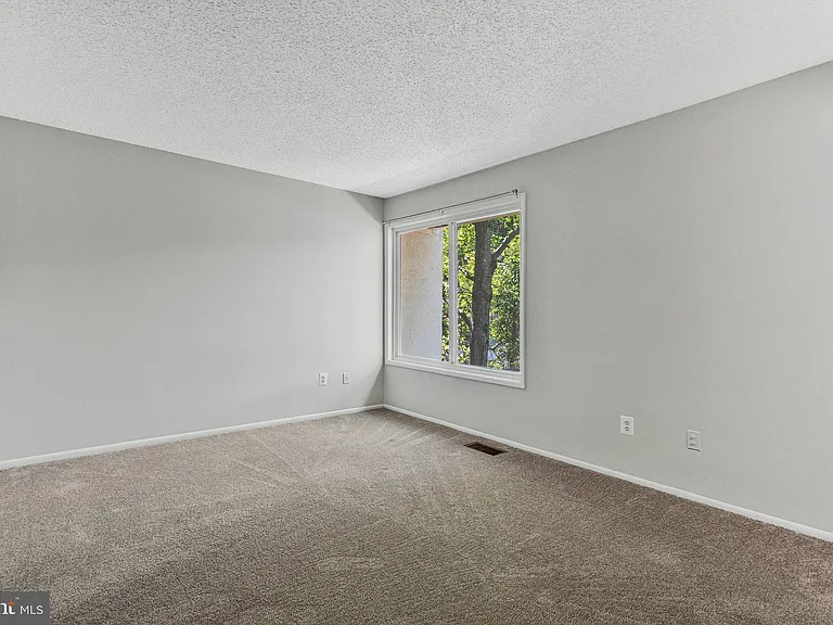 2202 Southgate Sq — Photo 6
