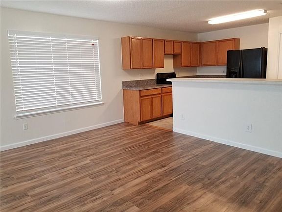 4th image of 827 Pryor Dr