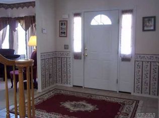 3 Peace Ct, Selden, NY 11784