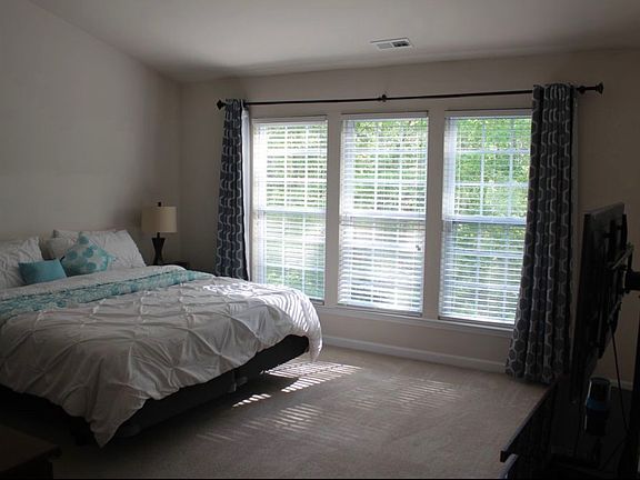 5th image of 504 Dyersville Dr
