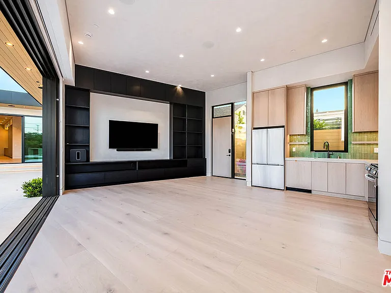 15161 Weddington St — Photo 31