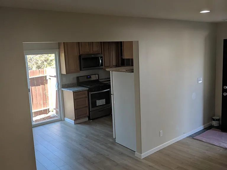 1925 Hackett Ave #1 — Photo 4