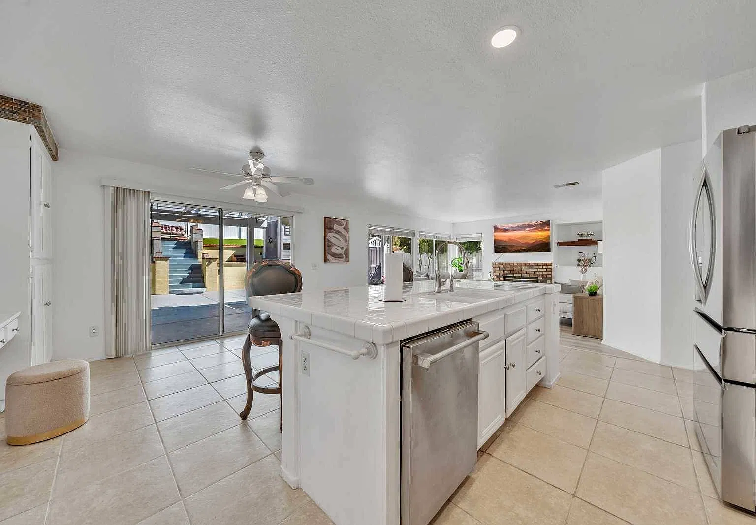 5 bed, 2736 sqft, $8,000 — Photo 3