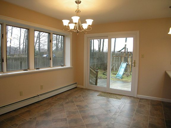 Bright & Sunny Dining Area