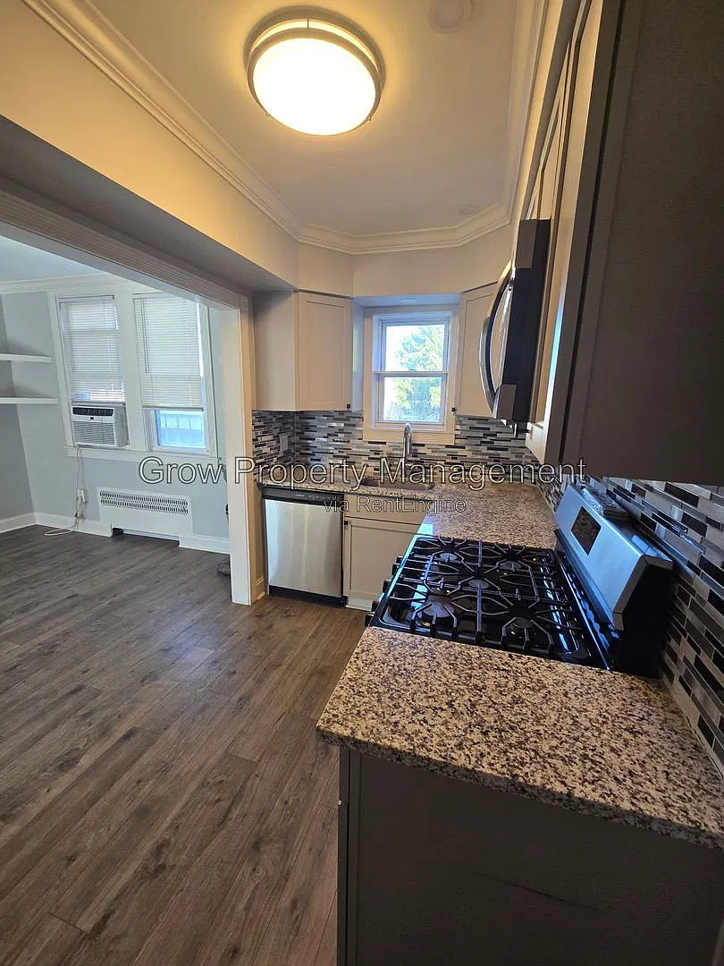 3 bed, 1.5 bath, 1080 sqft, $2,037 — Photo 1
