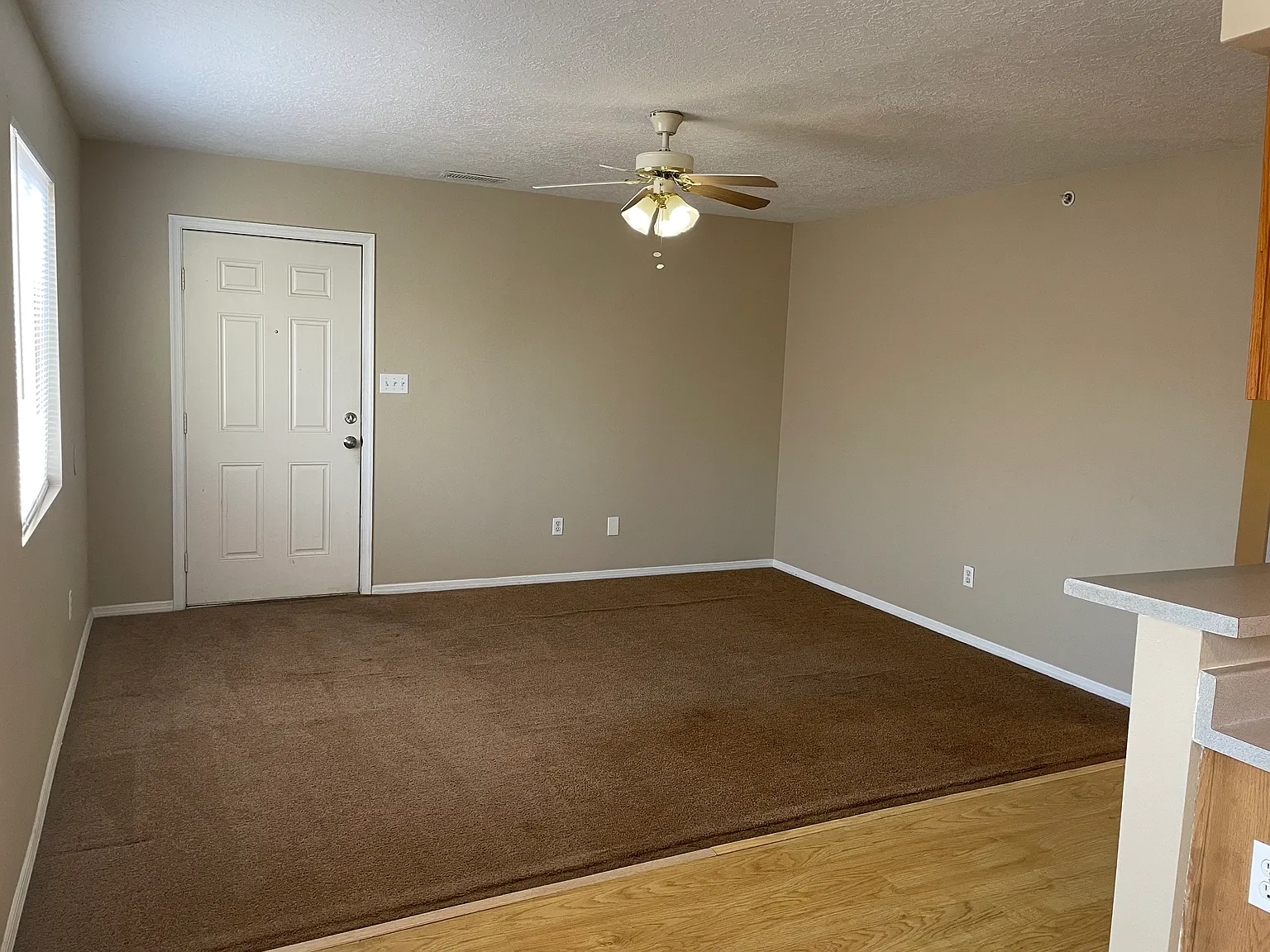 2 Bedroom Ridgecrest Apartment w/ Ref Air& Washer/Dryer! — Photo 2