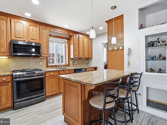 2nd image of 8017 Lenola St