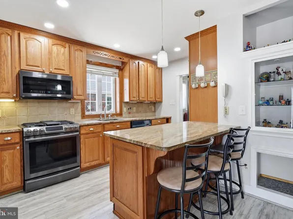 8017 Lenola St, Philadelphia, PA 19136