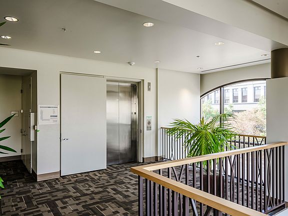 3rd image of 1000 Park Pl APT C