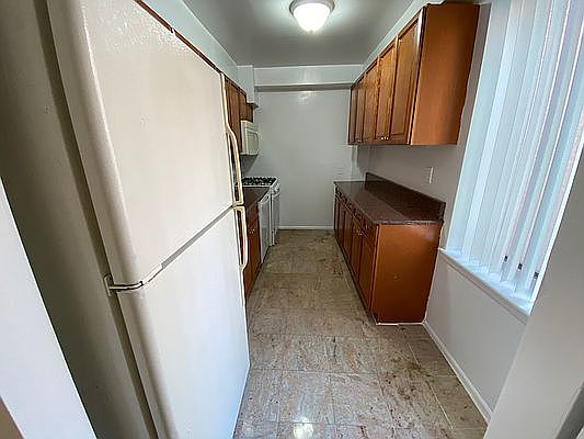 4th image of 121 E 12th St APT 6I