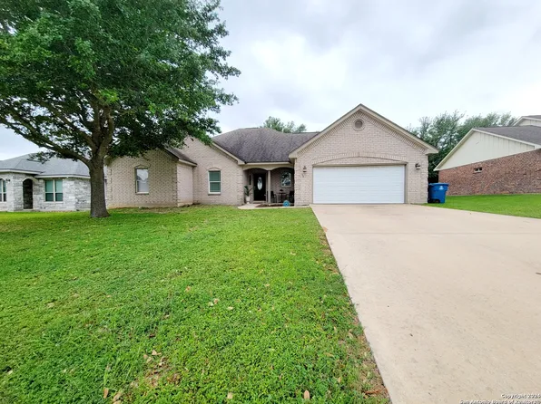 104 Parkcrest, Floresville, TX 78114