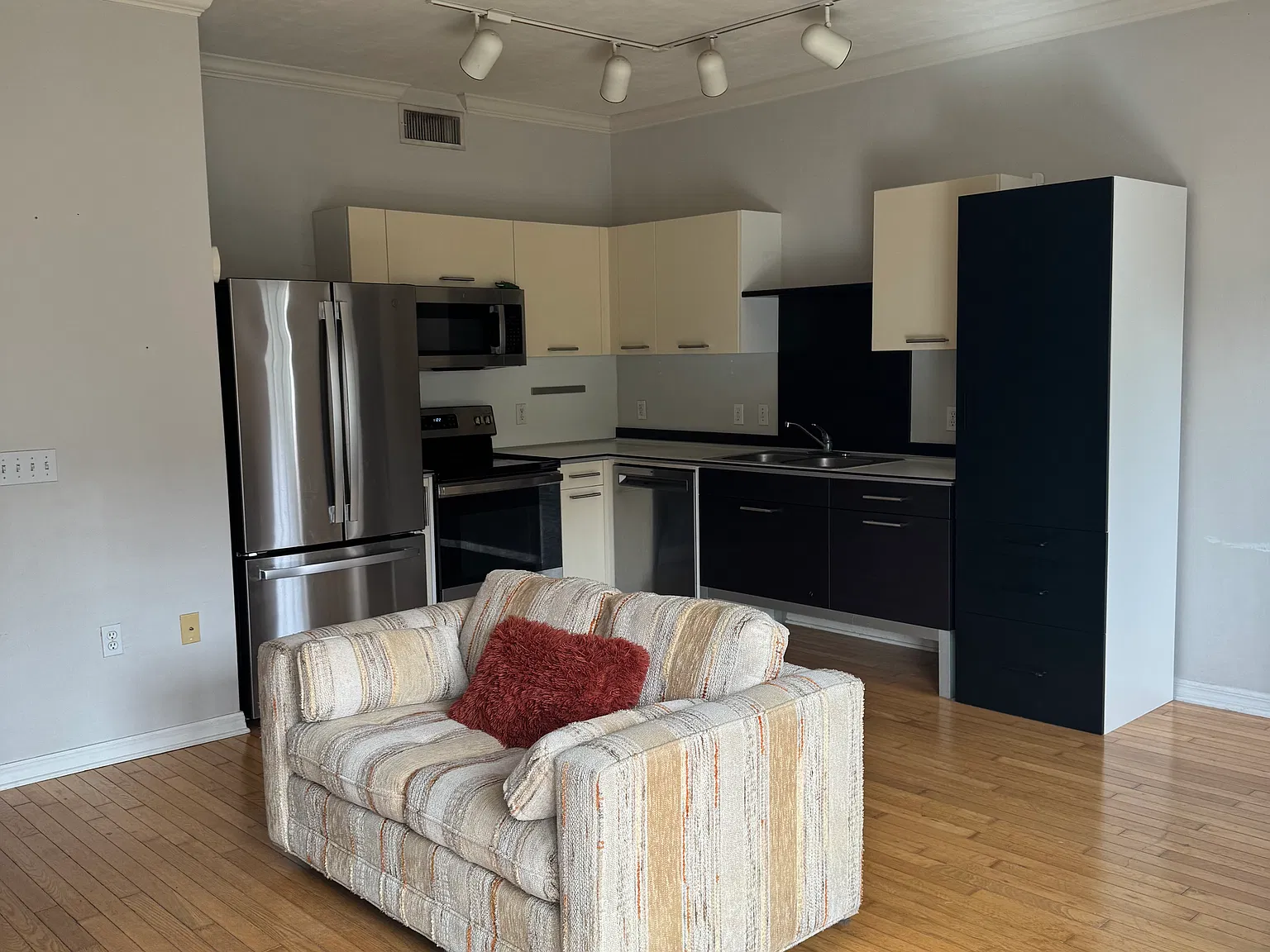 2 bed, 836 sqft, $2,000 — Photo 3