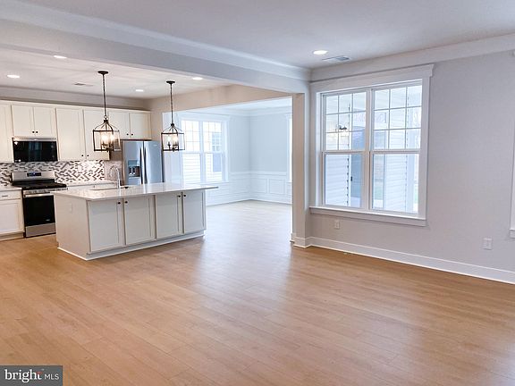4th image of 331 Heritage Shores Cir