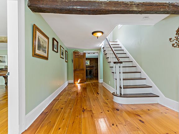 Foyer toward stairs.JPG
