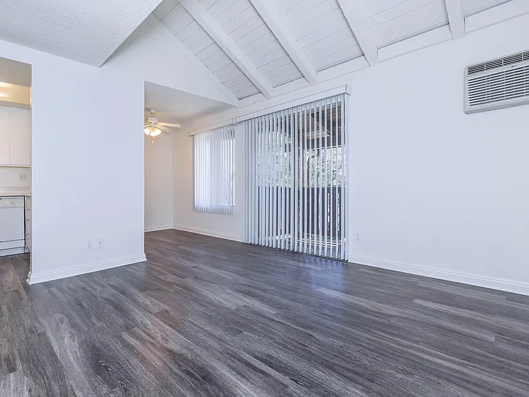 Country Hills Apartment Homes — Photo 13