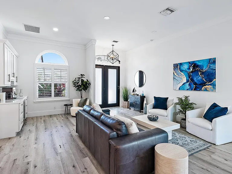 596 N Cypress Dr — Photo 5