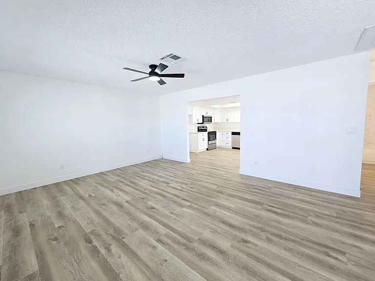 1083 E Calvada Blvd #B — Photo 5