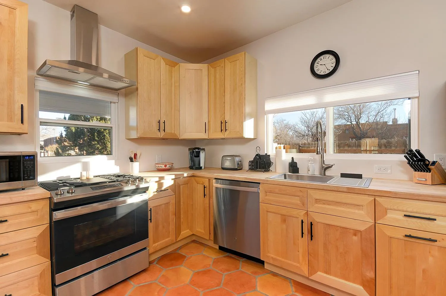 2 bed, 950 sqft, $2,275 — Photo 2