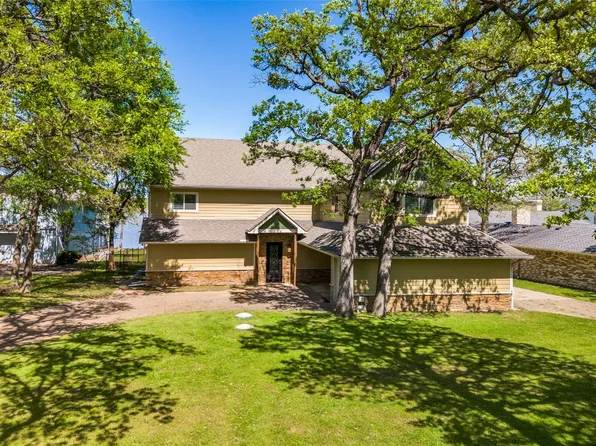 917 Kiowa Dr W, Lake Kiowa, TX 76240