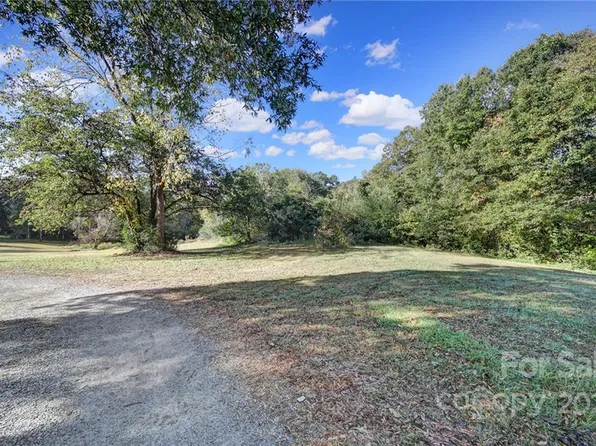 951 Mountain Is, Mount Holly, NC 28120