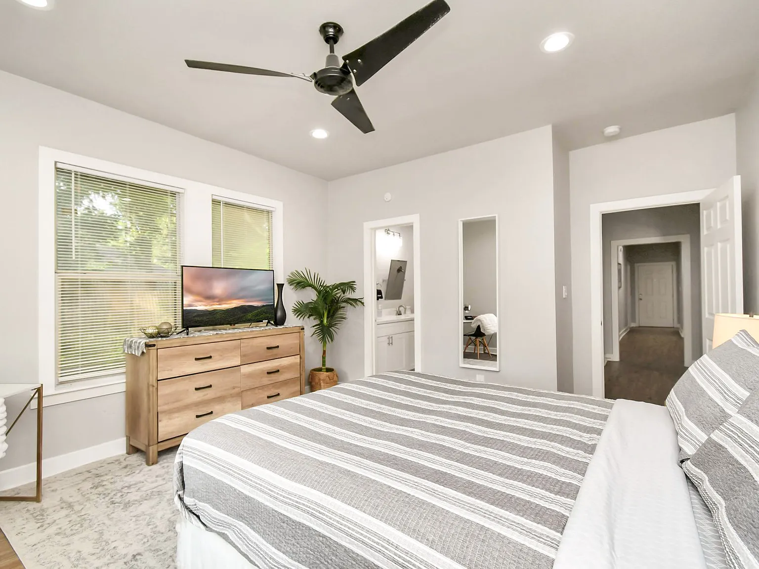 4 bed, 4.5 bath, 2500 sqft, $4,543 — Photo 4