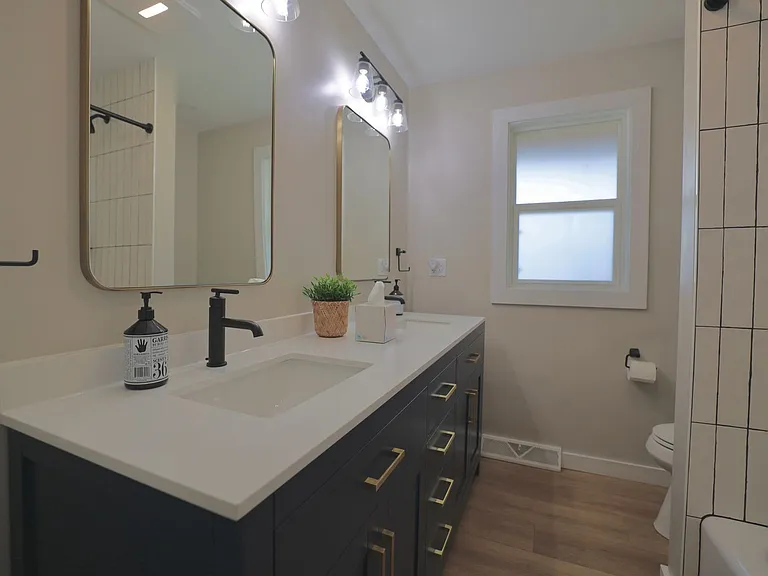 1534 N Woodburn Ave — Photo 23