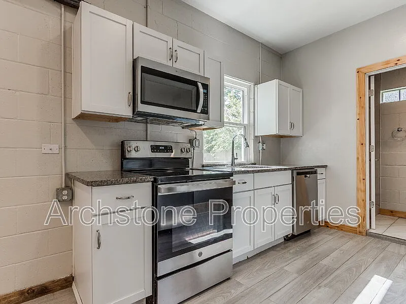 2006 NW 26th St #1/2-B