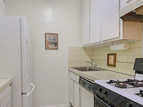 4th image of 400 E 56th St #O